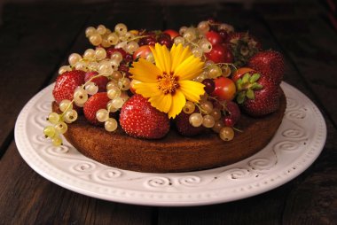 Ev yapımı pasta ve sarı çiçek.