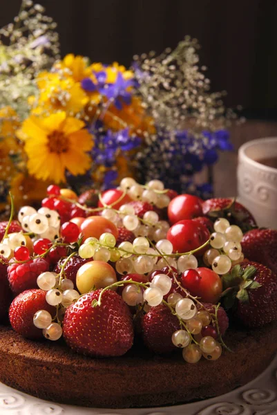Домашний торт и полевые цветы . — стоковое фото