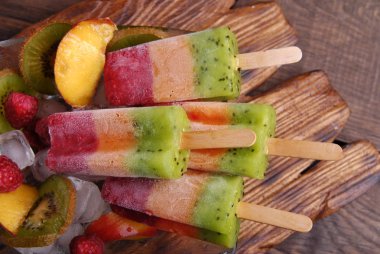 Meyve üç renkli dondurma.