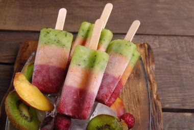 Meyve üç renkli dondurma.