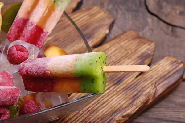 Meyve üç renkli dondurma.