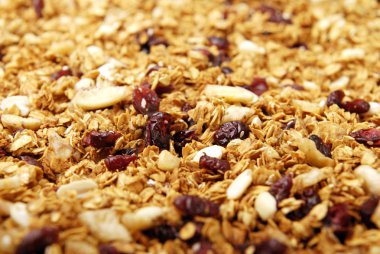 Yulaf gevreği üzerinden ev yapımı granola.