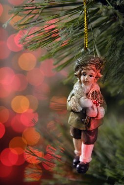 Renkli bir bokeh arka plan üzerinde bir çocuk şeklinde Noel kolye.