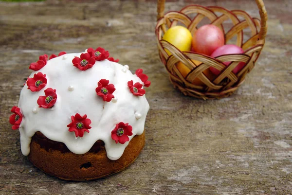 Easter Cake Red Flowers Basket Colorful Eggs Gray Wooden Background — Stock Photo, Image