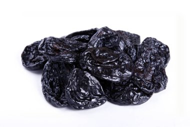 Beyaz arka plan üzerinde koyu Erik Kuru.