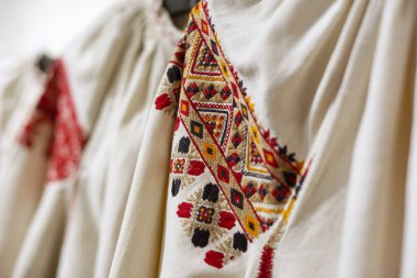 Ukraynalı kadın nakışı. Keten bir gömleğin kolunda ulusal nakış deseni var..