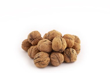 Beyaz izolasyonda bir grup ceviz..