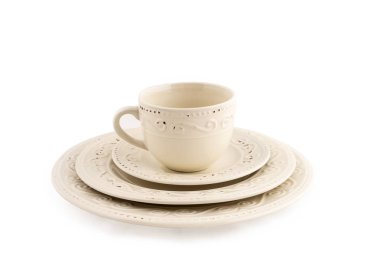 İki leke, bir fincan ve süs ve beyaz bir izolasyonda sürtünme tabağı..