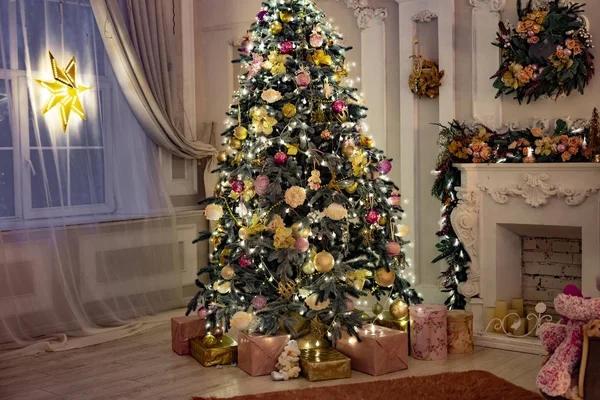 Mooie Kamer Met Open Haard Kerstboom Bloemenslingers — Stockfoto