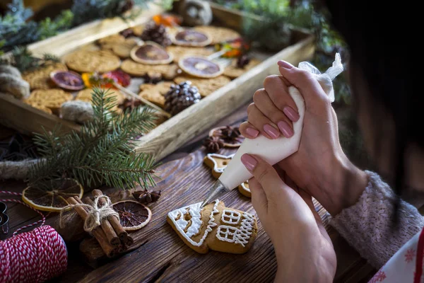 Composição Natal Mãos Femininas Enfeite Gengibre Com Cobertura — Fotografia de Stock