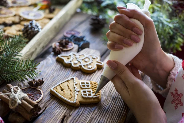 Composição Natal Mãos Femininas Enfeite Gengibre Com Cobertura — Fotografia de Stock