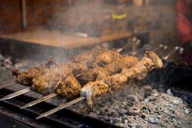 Açık ateşte ev yapımı barbekü yapmak. Sokak Gıda Festivali.
