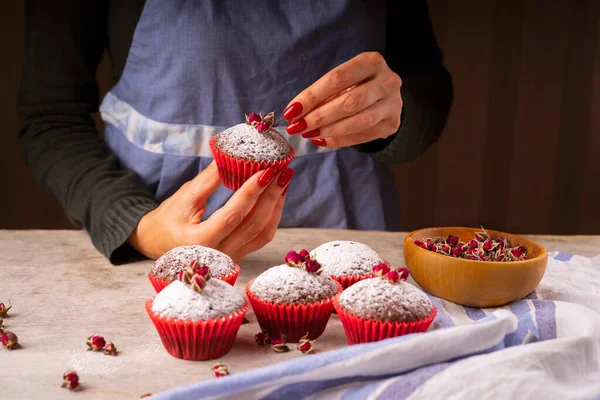 Kadın Elleri Yapımı Kekleri Kuru Güllerle Süsler — Stok fotoğraf
