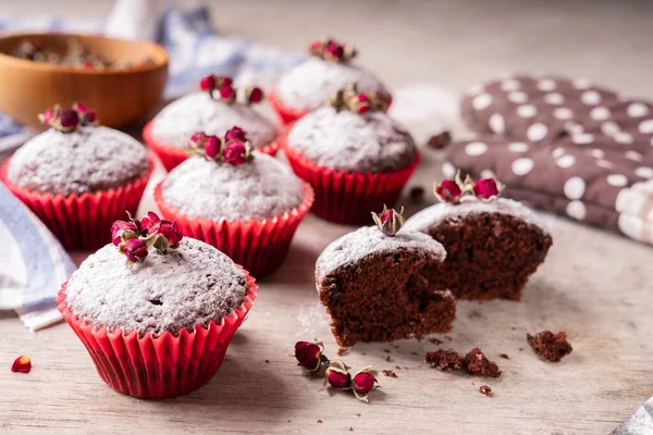 Pudra Şekerli Çikolatalı Kekler Kurutulmuş Çay Gülleri — Stok fotoğraf
