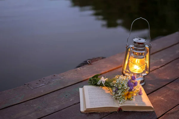 Vintage Oil Lamp Wooden Background Background Evening Forest Lake — Stock Photo, Image