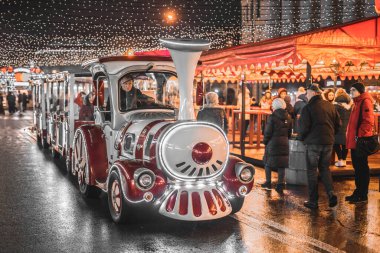 Noel pazarında buhar treni. Ukrayna, Kiev, 9 Ocak 2020.