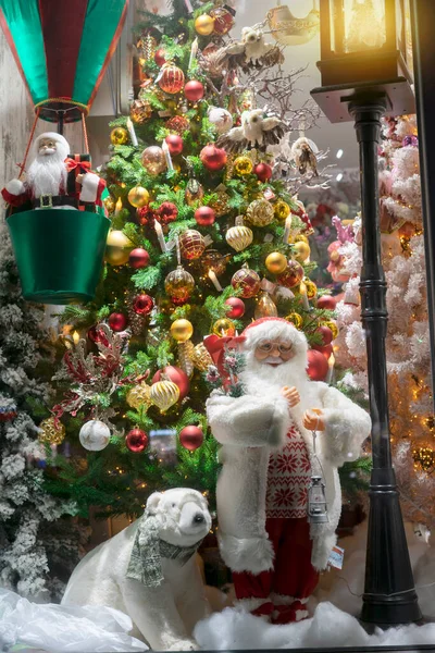 Composizione Natalizia Babbo Natale Orso Polare Sullo Sfondo Albero Natale — Foto Stock