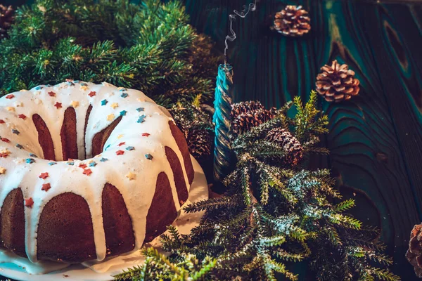 Composição Natal Grande Cupcake Festivo Decorado Com Cobertura Branca Gelo — Fotografia de Stock