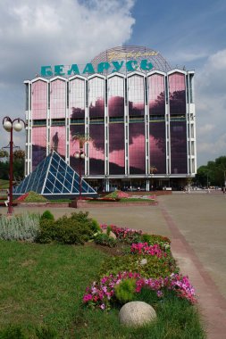 Çiçekli şehir sokakları. Endüstriyel ürünler. Sovyet binası.