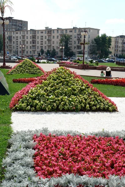 Stadtstraßen Mit Blumenbeeten Industriegüterlager Sowjetisches Gebäude — Stockfoto