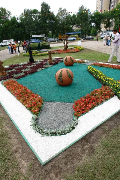 Stadtpark Mit Blumenbeet — Stockfoto