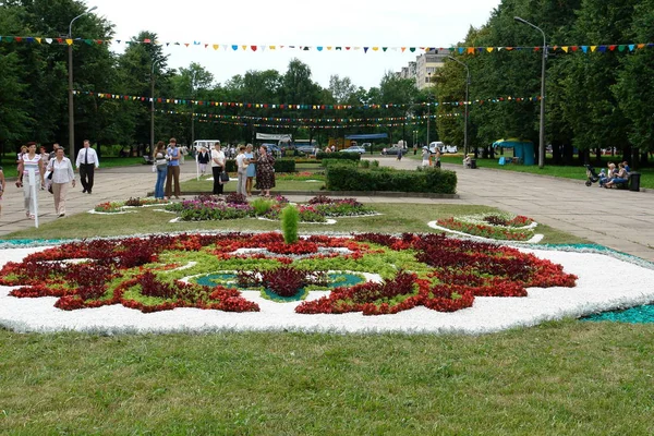 Parque Cidade Com Canteiro Flores — Fotografia de Stock