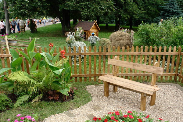 Скамейка на лужайке
