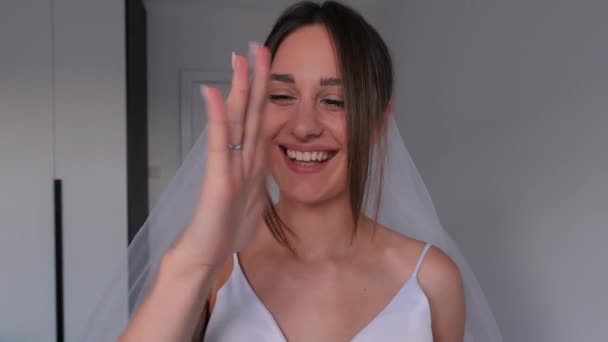 Ritratto di sposa in abito da sposa e velo. La sposa si veste a casa. Buona sposa. — Video Stock