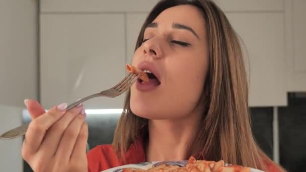 Hongerige vrouw die lekkere pasta eet. 4k — Stockvideo