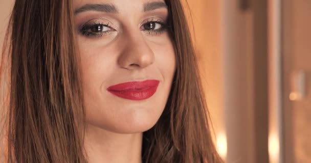 Mädchen mit roten Lippen lächelt und posiert für die Kamera 4k — Stockvideo