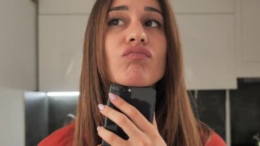 Akıllı telefondan mesaj okuyan ve son derece mutlu olan güzel bir kadın. Piyango kazandı. 4k