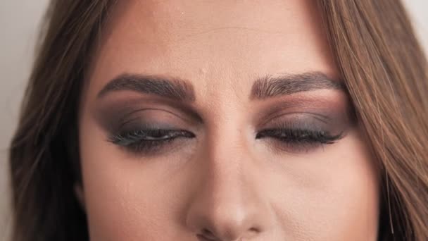 The girls eye. opening her brown eyes. Smokey eyes makeup 4 k — Stock Video