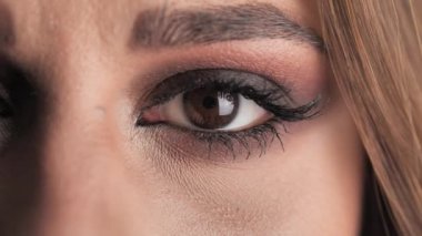 İnsan gözü açılışını kapat Iris optik güzellik makrosu 4k ile büzülüyor.