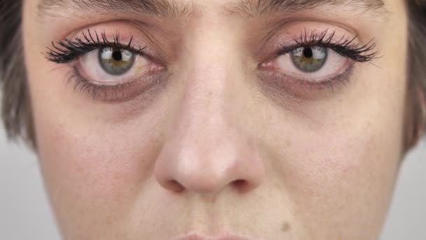 아름다운 여성 브루 네트 모델의 눈을 클로즈업하고 카메라를 보고 있습니다. 큰 눈을 가진 여자. 4k — 비디오