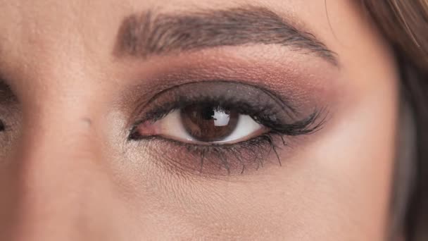 Smokey Eye Open Iris 'i kapatın Optik güzellik makrosu 4k. — Stok video