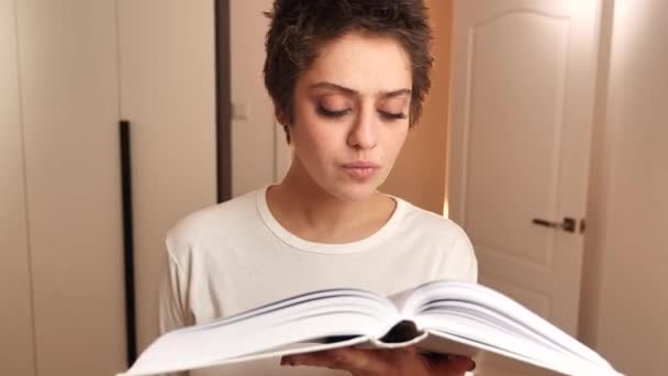 Ένας έφηβος ετοιμάζεται για εξετάσεις διαβάζει ένα βιβλίο 4k — Αρχείο Βίντεο