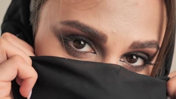 Portret młodej kobiety z pięknymi brązowymi oczami w tradycyjnej sukience z Bliskiego Wschodu. 4k — Wideo stockowe