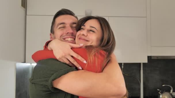 Счастливая молодая пара обнимает Together4k — стоковое видео