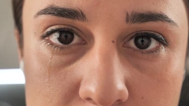 Tiros de infeliz jovem mulher chorando olhos 4k — Vídeo de Stock