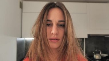 Kız şok oldu ve şaşırdı. Şaşırmış bir kız kameraya bakıyor. 4k