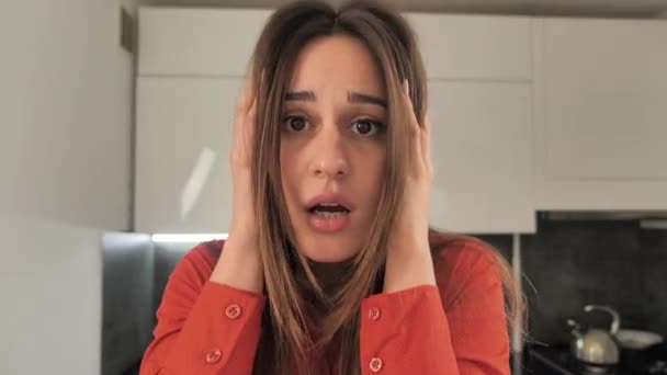 Chica sorprendida y sorprendida. Una chica en sorpresa parpadea y mira a la cámara. 4k — Vídeo de stock