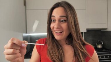 Güzel bir kadın hamilelik testi alır ve en kısa zamanda hamile olduğunu okur, çocuğunu gelecek Doğum için mutluluk ve sevinç bir anda patladı. Kavramı: Doğum, yaşam, Aile
