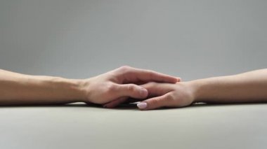 Birbirine aşık bir çift. Kadın ve erkek el ele tutuşur. İki kol. Şefkat, sevgi ve ilgi kavramı 4k