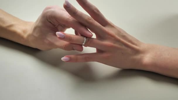 A férfi felvette az eljegyzési gyűrűs női ujját. Ajánlatot. Romantikus pillanat 4k — Stock videók
