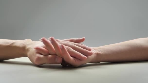 Een paar verliefd. Vrouwelijke en mannelijke hand raken elkaar. Twee armen. Concept van tederheid, liefde en zorg. Partnerschap en vriendschap. 4k — Stockvideo