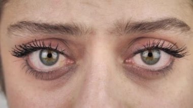 Güzellik portresi. Genç, güzel kadınların gözleri. Kameraya bakıp gülümsüyor. Kadın yüzünün gri gözleri, güzel kadın kadın portresi modeli, kızların gözü. Gri gözlerini açıyor. 4k