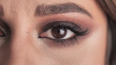 Smokey Eye Open Iris 'i kapatın Optik güzellik makrosu 4k.