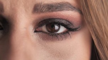 Smokey Eye Open Iris 'i kapatın Optik güzellik makrosu 4k.
