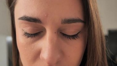 Ağlayan ve özel hayatla sorunları olan üzgün genç kadının yakın görüntüsü. Ev şiddeti yüzünden depresyonda olan bir kız. Hayal kırıklığına uğradı. Yüzünde yaşlar var. Sosyal reklamlar için ideal. 4k video