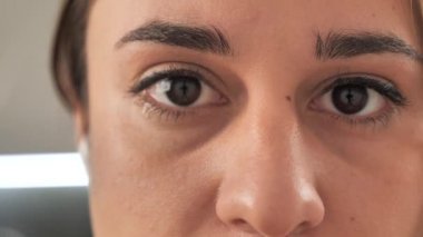 Ağlayan ve özel hayatla sorunları olan üzgün genç kadının yakın görüntüsü. Ev şiddeti yüzünden depresyonda olan bir kız. Hayal kırıklığına uğradı. Yüzünde yaşlar var. Sosyal reklamlar için ideal. 4k video